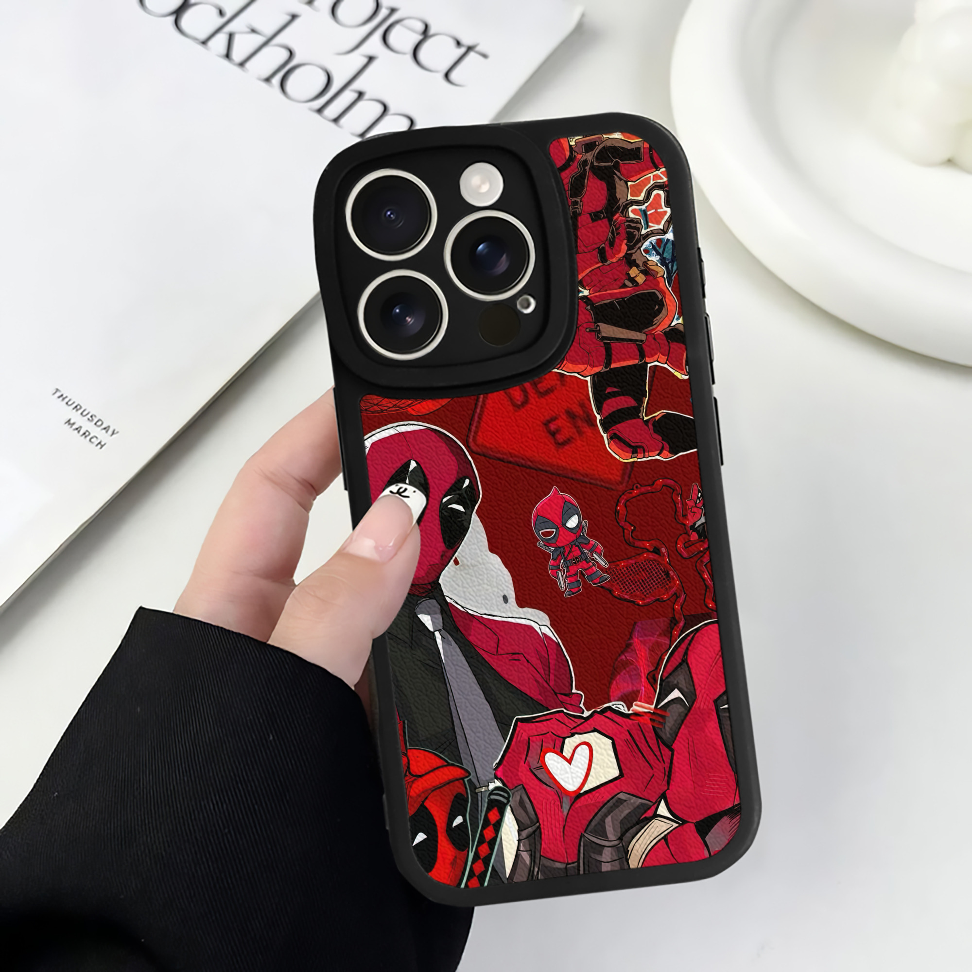 （画像用） Deadpool デッドプール 【iPhone 16シリーズ対応】シリコンスマホケース（レザー調） 材質：シリコン